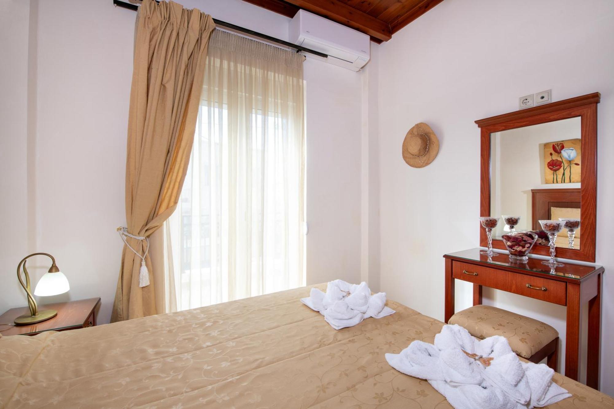 Socrates Holidays Apt. 2 With Pool Near The Beach Platanés Exterior foto